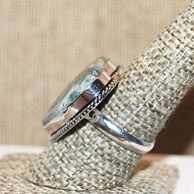 Size 9 Marked .925 Beautiful HEART SHAPED GREENS AGATE Gemstone Ring with Rope Surround on a Silver-Plated Band (10.5g)