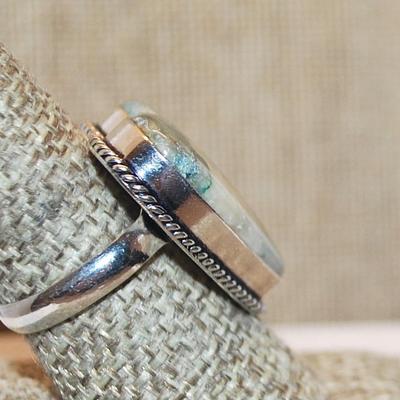 Size 9 Marked .925 Beautiful HEART SHAPED GREENS AGATE Gemstone Ring with Rope Surround on a Silver-Plated Band (10.5g)