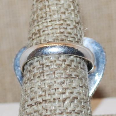 Size 9 Marked .925 Beautiful HEART SHAPED GREENS AGATE Gemstone Ring with Rope Surround on a Silver-Plated Band (10.5g)