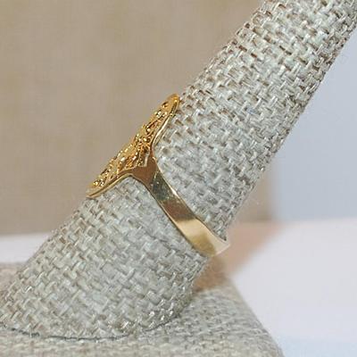 Size 8½ Gold Colored Filigree Style Oval RING on a Gold Tone Band (2.3g)