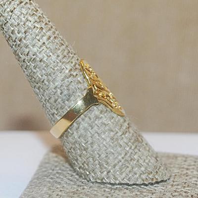 Size 8½ Gold Colored Filigree Style Oval RING on a Gold Tone Band (2.3g)