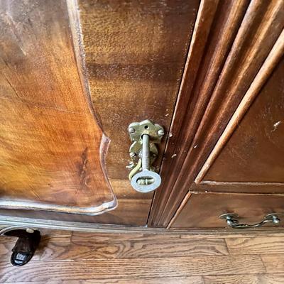 Chippendale Style Bow Front Sideboard W/ Claw Feet (D-RG)