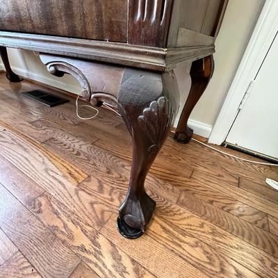 Chippendale Style Bow Front Sideboard W/ Claw Feet (D-RG)