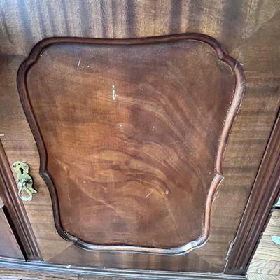 Chippendale Style Bow Front Sideboard W/ Claw Feet (D-RG)