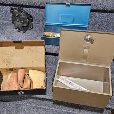 Lockbox w/keys, aeromatic cedar shoe tree, snow grabber shoes