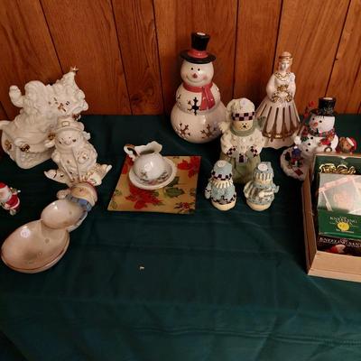 Sale Photo Thumbnail #53: The pictures don't do this lot justice. you have so many different items to set up a Xmas village or decorate around a train set.