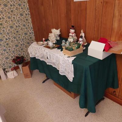 Sale Photo Thumbnail #47: The pictures don't do this lot justice. you have so many different items to set up a Xmas village or decorate around a train set.