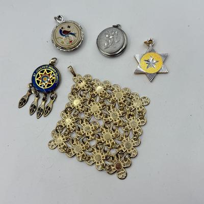 LOT 44J: Collection of Pendants