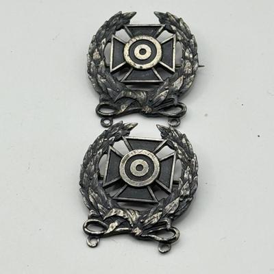 LOT 51J: Sterling Silver US Army Marksman Badges (28.44g)