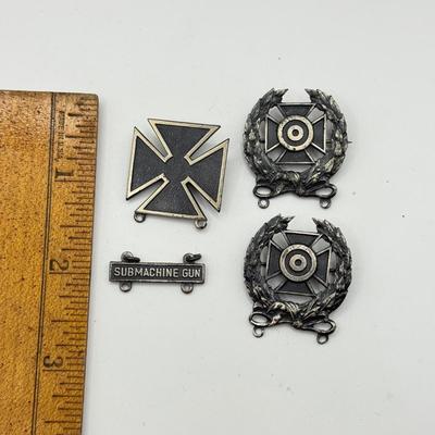 LOT 51J: Sterling Silver US Army Marksman Badges (28.44g)