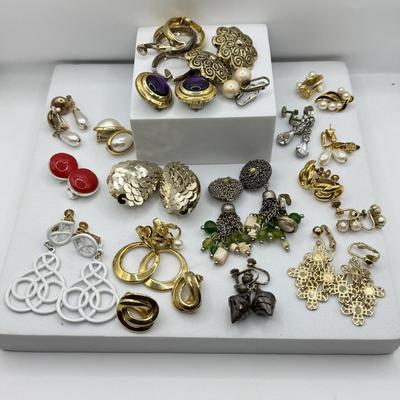 LOT 58J: Collection of Vintage Clipon & Screwback Earrings