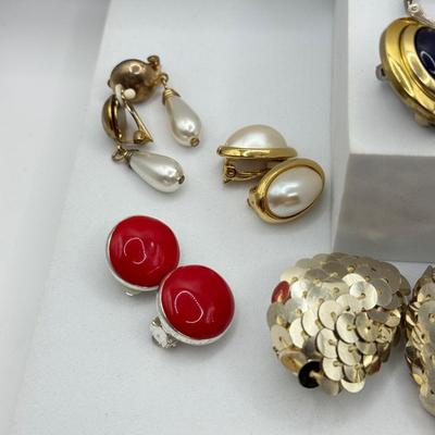 LOT 58J: Collection of Vintage Clipon & Screwback Earrings