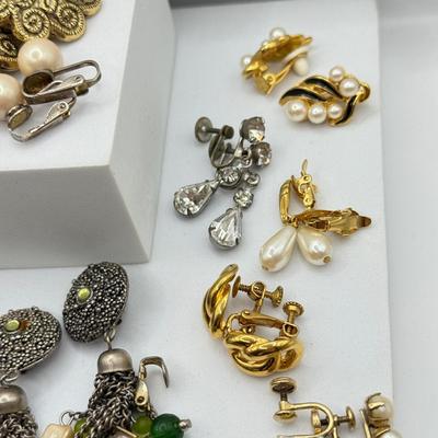 LOT 58J: Collection of Vintage Clipon & Screwback Earrings
