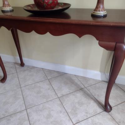 Mahogany Finish Queen Anne Design Sofa or Window Table (No Contents)