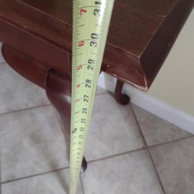 Mahogany Finish Queen Anne Design Sofa or Window Table (No Contents)