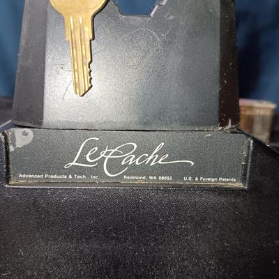 LE CACHE LOCKING GUN\PISTOL CASE AND ALMOST FULL BOX OF 22 LONG RIFLE CARTRIDGES