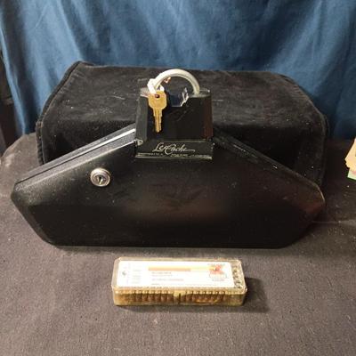 LE CACHE LOCKING GUN\PISTOL CASE AND ALMOST FULL BOX OF 22 LONG RIFLE CARTRIDGES