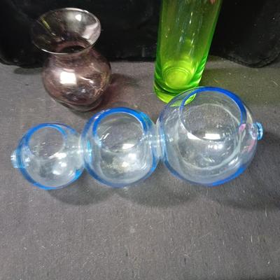 3 SECTION GLASS PLANT STARTER AND A PURPLE AND GREEN VASES