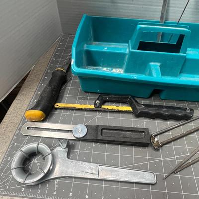 Sale Photo Thumbnail #97: Compact kit with saws, files, and wrenches in a teal organizer tray.