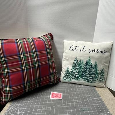 Sale Photo Thumbnail #525: Embroidered snowman + tree design.