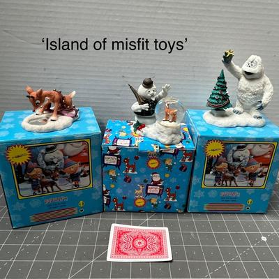 Sale Photo Thumbnail #552: 3 pc, 2001 Memory Lane—dog sled, snowman globe, Bumble with tree.