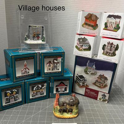 Sale Photo Thumbnail #571: 11 pc—boxed Liberty Falls & Gift Collection houses and 2 loose figurines.