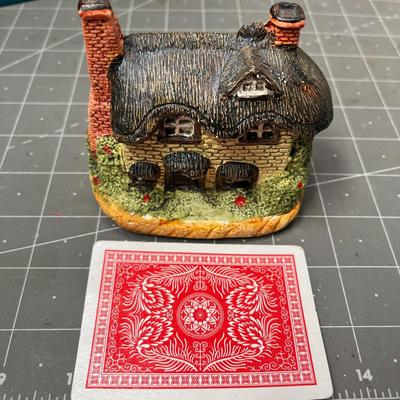 Sale Photo Thumbnail #572: 11 pc—boxed Liberty Falls & Gift Collection houses and 2 loose figurines.