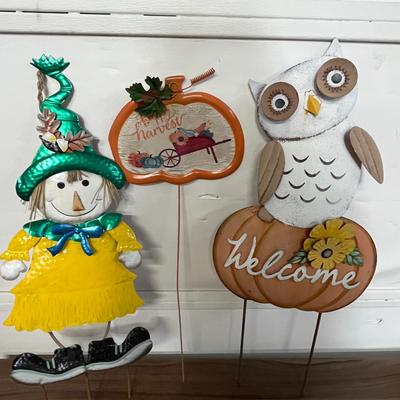 Sale Photo Thumbnail #756: 4 decorative signs, scarecrow, owl, pumpkin, turkey.