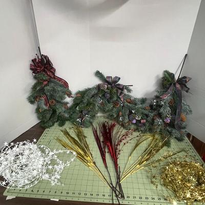 Sale Photo Thumbnail #1029: Includes 2 swags, 4 accents, ribbons, stars, grass, festive mix.