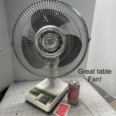 Sale Photo Thumbnail #1059: Manual oscillation, silver wire guard, black blades, rectangular base.