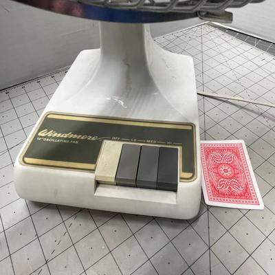 Sale Photo Thumbnail #1060: Manual oscillation, silver wire guard, black blades, rectangular base.