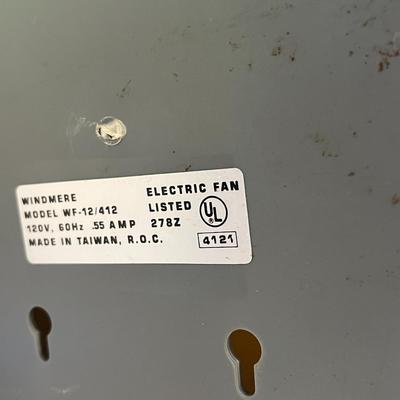 Sale Photo Thumbnail #1061: Manual oscillation, silver wire guard, black blades, rectangular base.