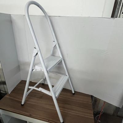 Sale Photo Thumbnail #1153: White metal ladder, 40" tall, 20" standing height, 200 lb rating.