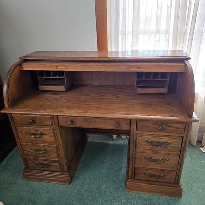 Beautiful vintage Oak Roll top desk