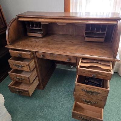 Beautiful vintage Oak Roll top desk