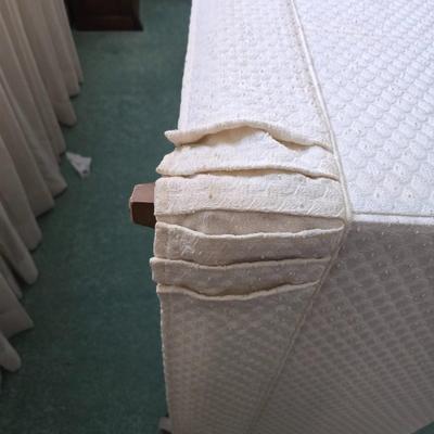 Skirted 8-Way Hand Tied Spring Knole Design Sofa