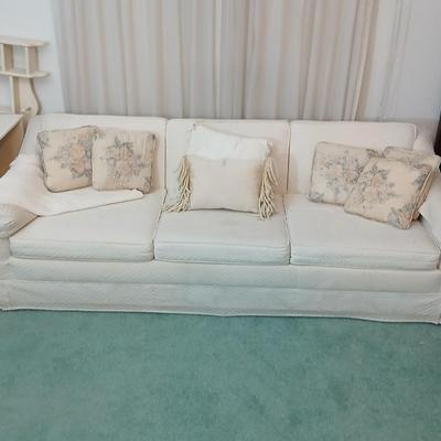 Skirted 8-Way Hand Tied Spring Knole Design Sofa