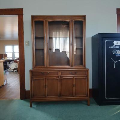 Beautiful MCM Mid-century Modern Drexel Eastrend hutch or China cabinet