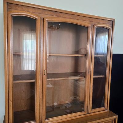 Beautiful MCM Mid-century Modern Drexel Eastrend hutch or China cabinet