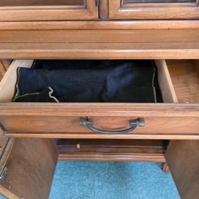 Beautiful MCM Mid-century Modern Drexel Eastrend hutch or China cabinet