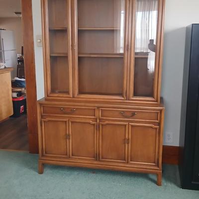 Beautiful MCM Mid-century Modern Drexel Eastrend hutch or China cabinet