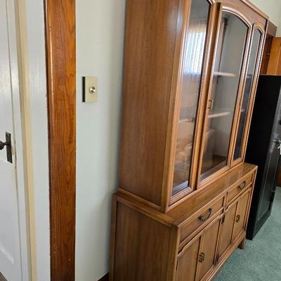 Beautiful MCM Mid-century Modern Drexel Eastrend hutch or China cabinet