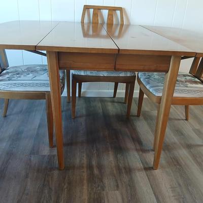 Drexel Eastrend drop leaf table with 2 leaves and 4 matching Drexel chairs