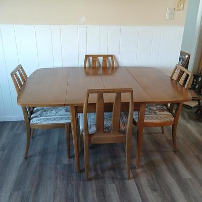 Drexel Eastrend drop leaf table with 2 leaves and 4 matching Drexel chairs