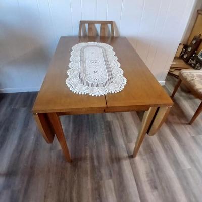 Drexel Eastrend drop leaf table with 2 leaves and 4 matching Drexel chairs
