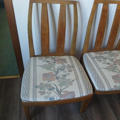 Drexel Eastrend drop leaf table with 2 leaves and 4 matching Drexel chairs
