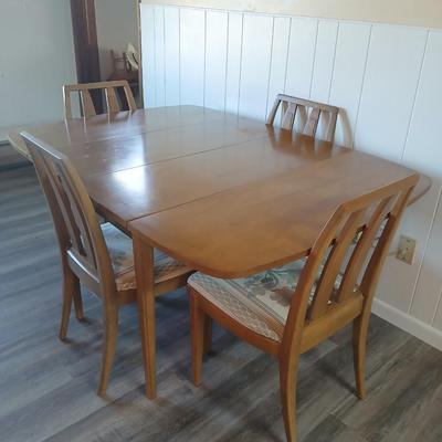 Drexel Eastrend drop leaf table with 2 leaves and 4 matching Drexel chairs