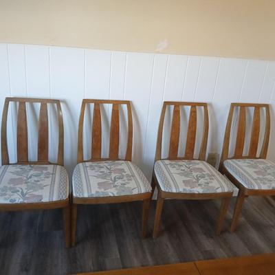 Drexel Eastrend drop leaf table with 2 leaves and 4 matching Drexel chairs