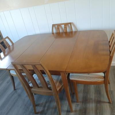 Drexel Eastrend drop leaf table with 2 leaves and 4 matching Drexel chairs