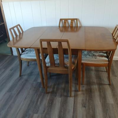 Drexel Eastrend drop leaf table with 2 leaves and 4 matching Drexel chairs